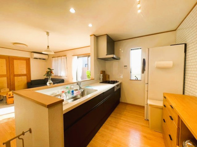 【キッチン】 | 綾瀬市綾西 | 収納が充実したキッチンでママさんに嬉しい仕様となっております♪ついついストックしてしまう食材も備え付