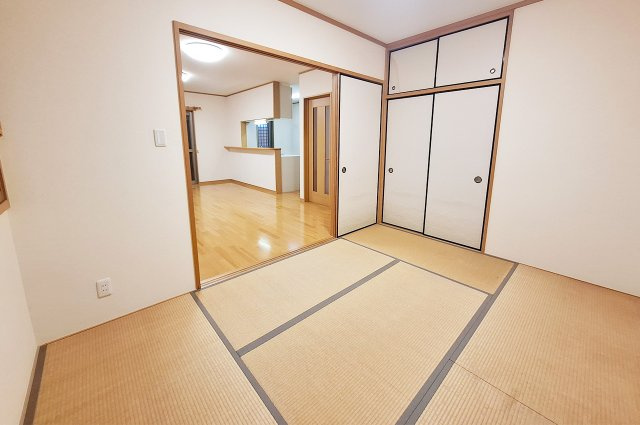 堺市中区深井中町の和室|和室：襖を開ければLDKとの一体利用も可能。