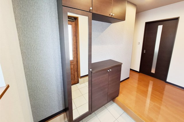 堺市中区東山の玄関|玄関：姿見付きの下駄箱があり、整理整頓も身だしなみチェックも簡単に。