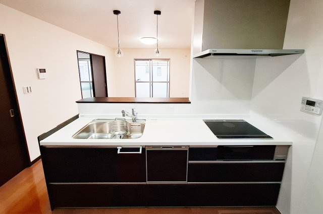 堺市中区東山のキッチン|キッチン：食洗機・浄水器付きのシステムキッチンを新調。利便性の高いIHコンロです。