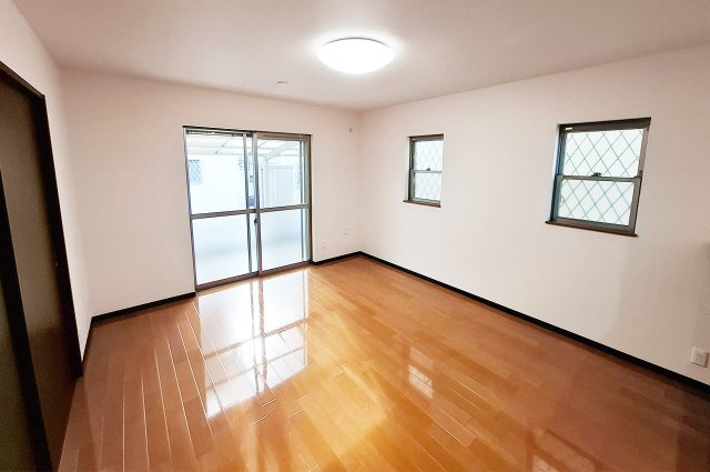 堺市中区東山の居間・リビング|リビング：二面採光で明るく換気しやすいリビング。