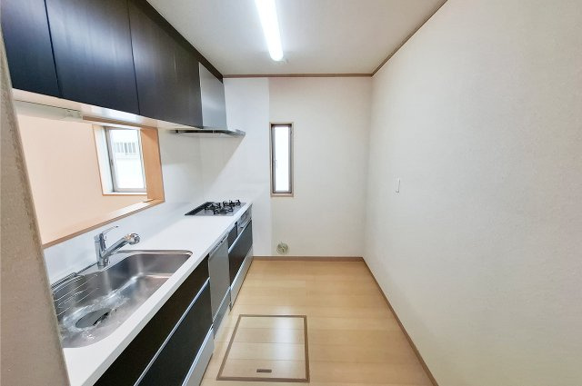 堺市中区上之のキッチン|キッチン：窓付きで換気もスムーズ。