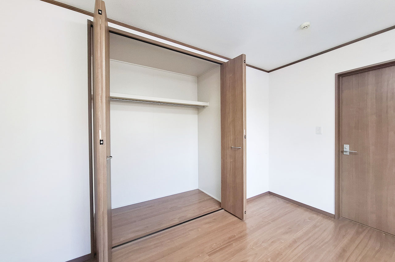 和泉市舞町の収納|洋室1：クローゼット