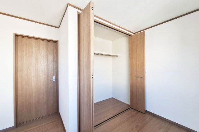 和泉市舞町の収納|洋室2：クローゼット