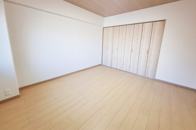 堺東グリーンハイツの洋室|洋室1：クロスやフローリングを貼替えるなどリフォーム済み。