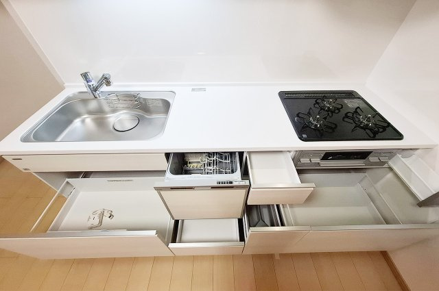 堺東グリーンハイツのキッチン|キッチン：足元の収納は、出し入れしやすいスライドタイプです。