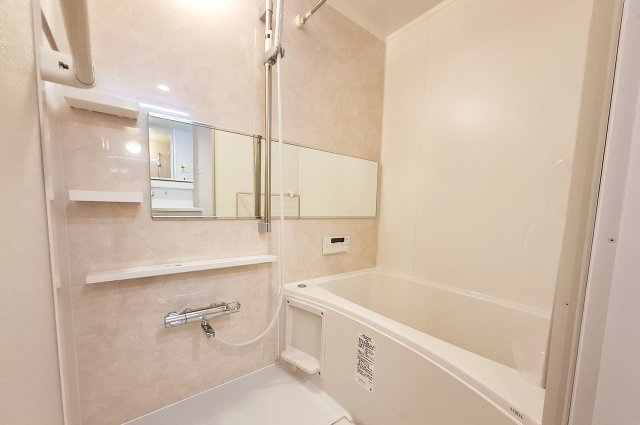 堺東グリーンハイツの浴室|バスルーム：システムバスと浴室乾燥機を新調済み。