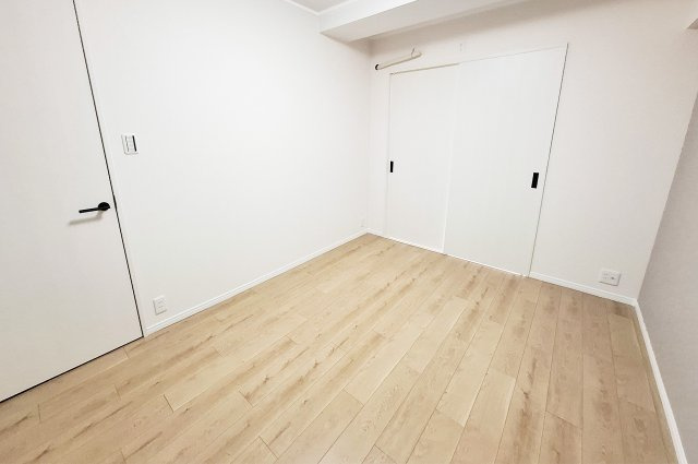 カルム堺B棟の寝室|洋室1：リフォームで和室から洋室に変更し、室内を一新しました。