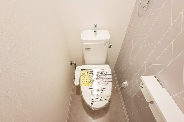 カルム堺B棟のトイレ|トイレ：便器・温水洗浄便座を新調済み。