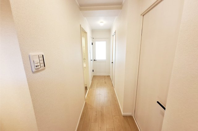 カルム堺B棟の内装|廊下：クロスやフローリングを貼替えるなどリフォーム済み。