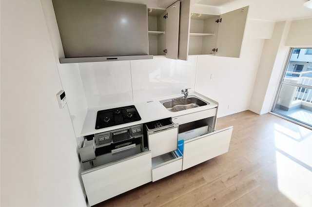 カルム堺B棟のキッチン|キッチン：スライド式の収納で整理整頓ラクラク。