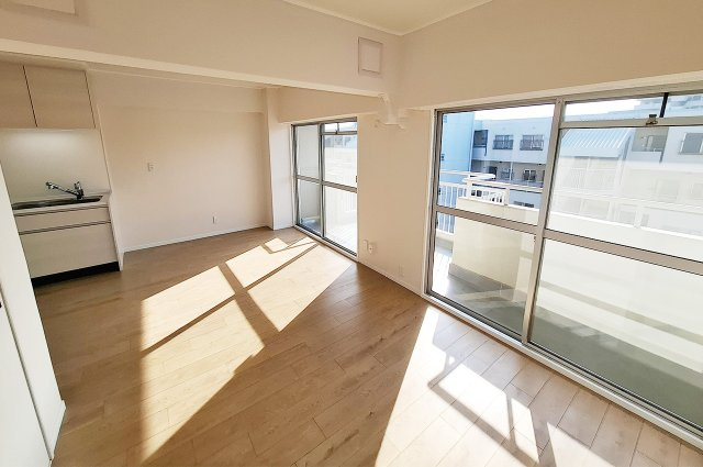 カルム堺B棟の居間・リビング|リビングダイニング：南向きバルコニーに面した明るい室内。