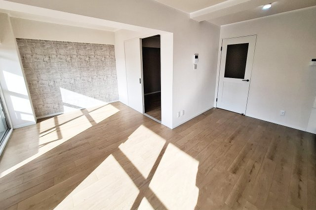 カルム堺B棟の内装|リビングダイニング：壁一部にアクセントクロスを施工。