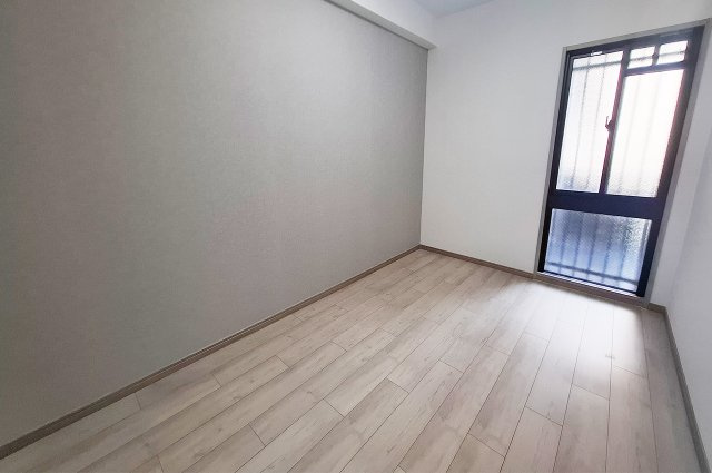 ユニライフ泉北深井駅前の子供部屋|洋室1：壁一部にアクセントクロスを新調済み。