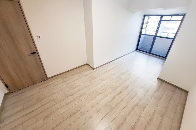 ユニライフ泉北深井駅前の洋室|洋室2：バルコニーに面したお部屋です。