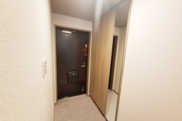 ユニライフ泉北深井駅前の玄関|玄関：姿見付きの下駄箱を新調済み。