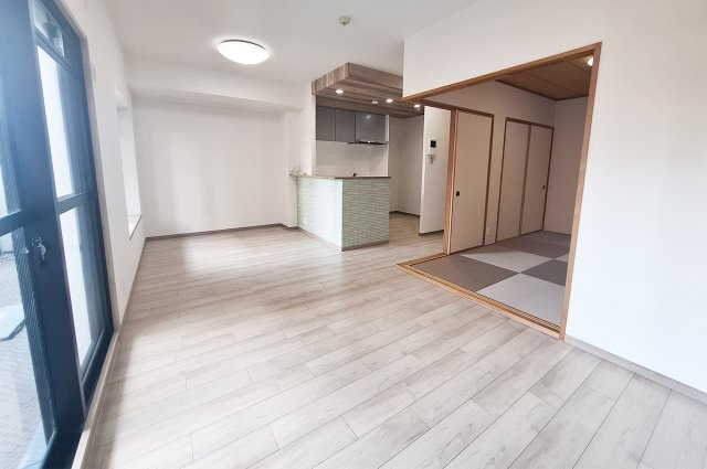 ユニライフ泉北深井駅前の居間・リビング|LDK：クロスやフローリングを貼替えるなどリフォーム済み。