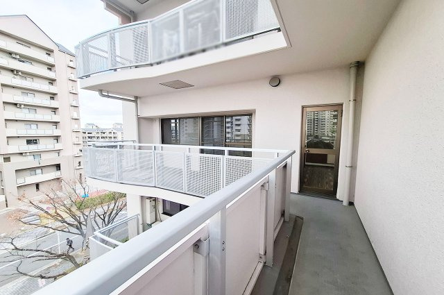 ローレルスクエア和泉中央A棟(11号棟）のバルコニー|バルコニー：LDK側