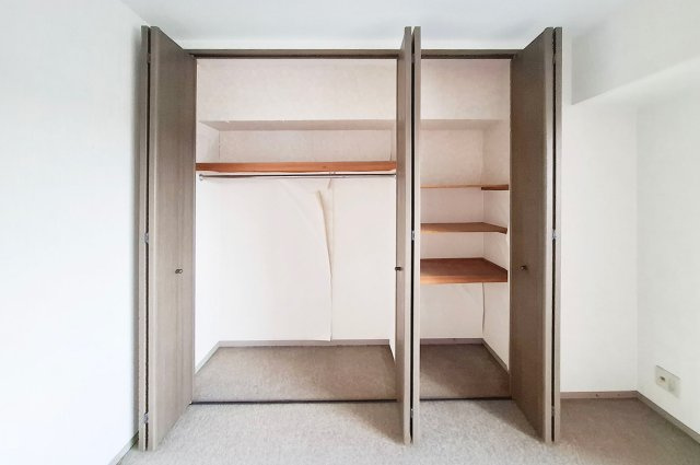 ローレルスクエア和泉中央A棟(11号棟）の収納|洋室1クローゼット＆物入