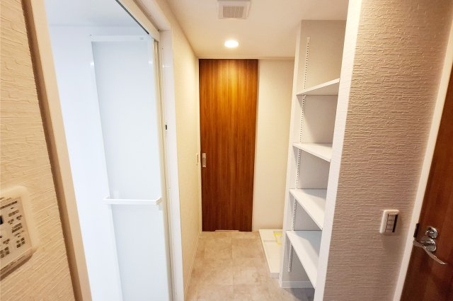 ルイシャトレ諏訪ノ森の収納|洗面室：棚付き収納があり整理整頓ラクラク。