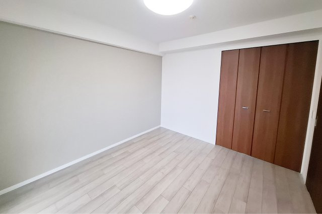 ルイシャトレ諏訪ノ森の洋室|洋室1約7帖：クロスとフローリングを貼替え済み。