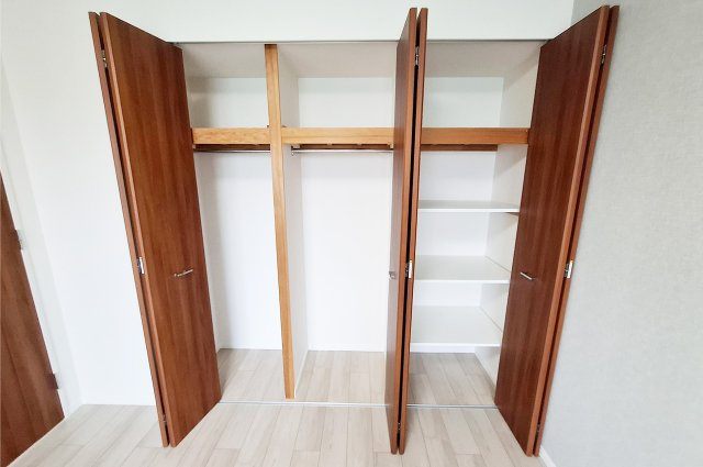 ルイシャトレ諏訪ノ森の収納|洋室2クローゼット・物入