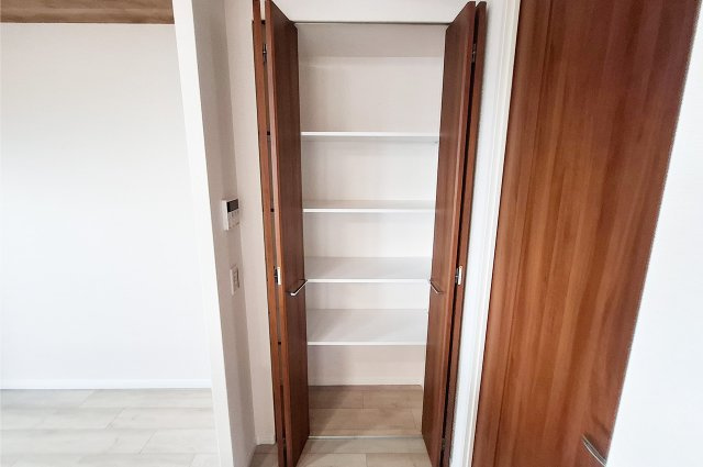 ルイシャトレ諏訪ノ森の収納|キッチン内物入：整理がしやすい棚付き物入。パントリーとしても使えます。