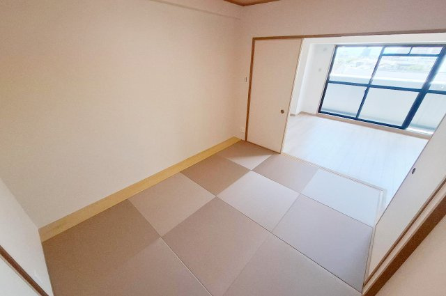 エスリード堺三国ヶ丘の和室|和室：リビングに面した扉を開ければ大空間に。普段はリラックスの場として、来客時には個室利用も可能。