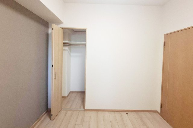エスリード堺三国ヶ丘の収納|納戸：クローゼット付で整理整頓しやすい便利空間。収納力を高めたいご家庭に重宝します。