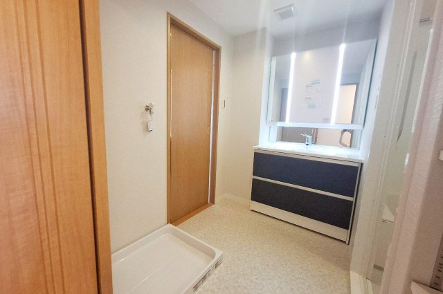 エスリード堺三国ヶ丘の独立洗面台|洗面室：リフォーム済み。新調した洗面台はワイドミラーと照明、引き出し収納で身支度しやすい設計。