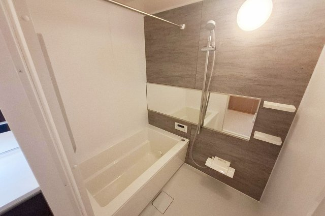 エスリード堺三国ヶ丘の浴室|バスルーム：新調した浴槽は清潔感あり。リフォームで一新され、毎日のバスタイムが癒しの時間に。