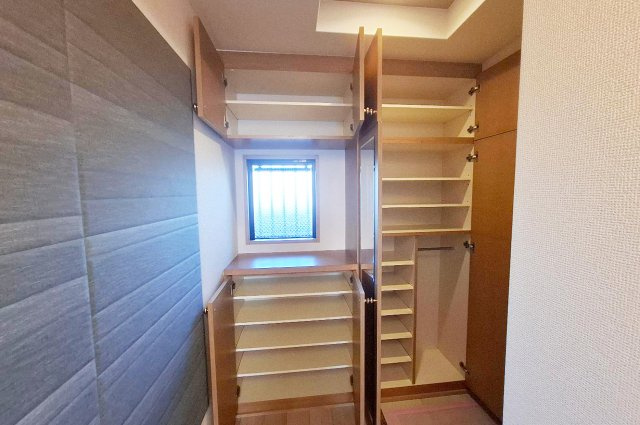 エスリード堺三国ヶ丘の収納|玄関：大容量のシューズボックスを備えた玄関は、靴や小物もすっきり収納。整理整頓された空間を保てます。