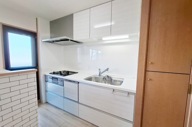 エスリード堺三国ヶ丘のキッチン|キッチン：新調されたシステムキッチンは、清潔感あふれる白基調。食洗機付きで毎日の家事効率アップ。