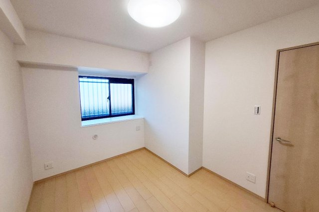 ライオンズマンション上野芝ガーデンシティの洋室|洋室1：新調されたフローリングと建具で室内ピカピカ。出窓は小物を飾ったり観葉植物を置くのにぴったり。