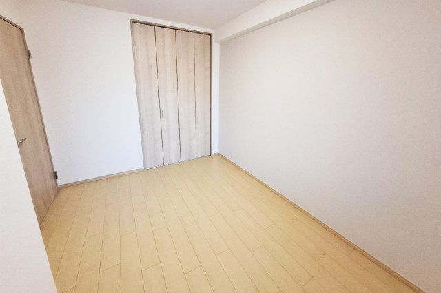 ライオンズマンション上野芝ガーデンシティの内装|洋室1：新しく貼り替えたミルクティーカラーのアクセントクロスがあたたかみのある雰囲気を演出。