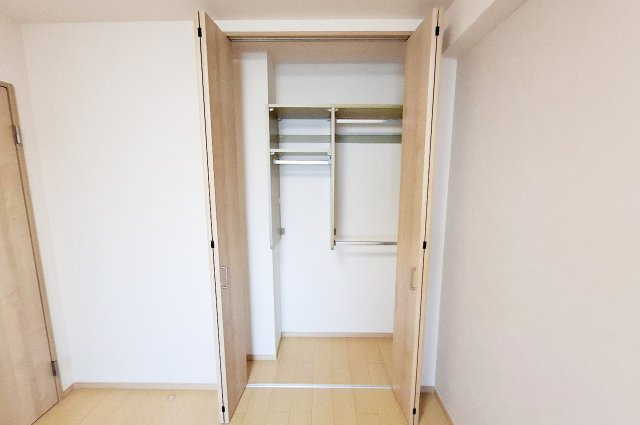 ライオンズマンション上野芝ガーデンシティの収納|洋室1：クローゼットはハンガーパイプ付きで収納しやすい仕様。衣類をすっきり片付けられます。