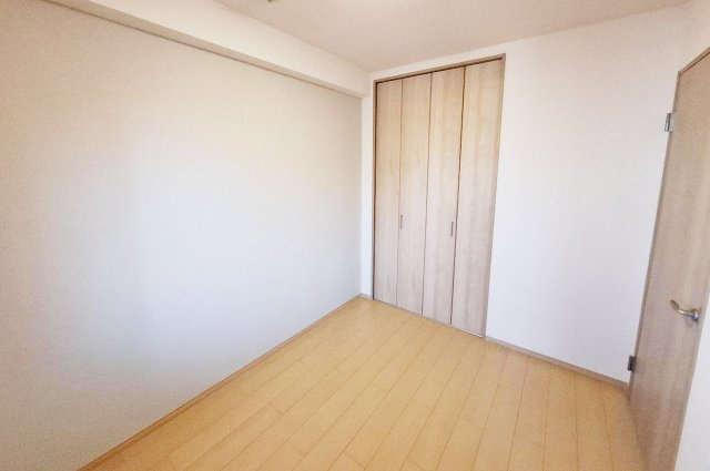 ライオンズマンション上野芝ガーデンシティの子供部屋|洋室2：貼り替えたベージュカラーのアクセントクロスで落ち着いた雰囲気。シンプルさが魅力。