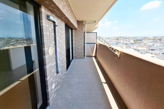 ライオンズマンション上野芝ガーデンシティのバルコニー|バルコニー：南東向きで陽当たり良好のバルコニー。朝の光が心地よく、洗濯物もよく乾きます。
