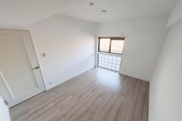 朝日プラザシティ・サザンパーク四番街の寝室|ブロックガラスを組み合わせた窓はプライバシーを守りながら光を取り込みます。