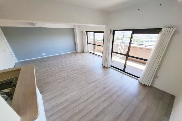 朝日プラザシティ・サザンパーク四番街の内装|リビングダイニングは南西向きのワイドなバルコニーに面し、明るく開放感があります。