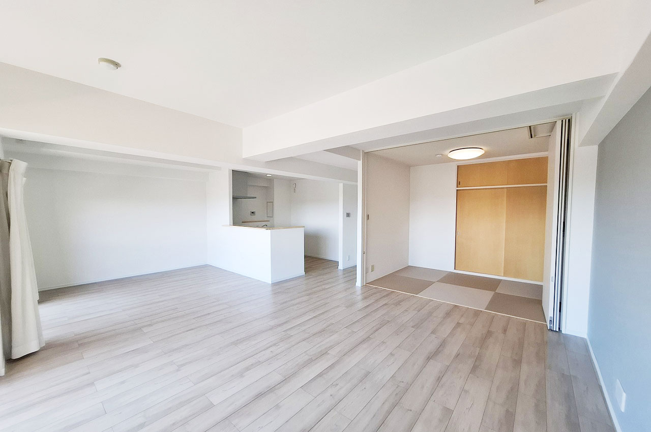 朝日プラザシティ・サザンパーク四番街の居間・リビング|タタミコーナーの間仕切りを開放すれば約21.9帖の大空間に。より広々とお使いいただけます。