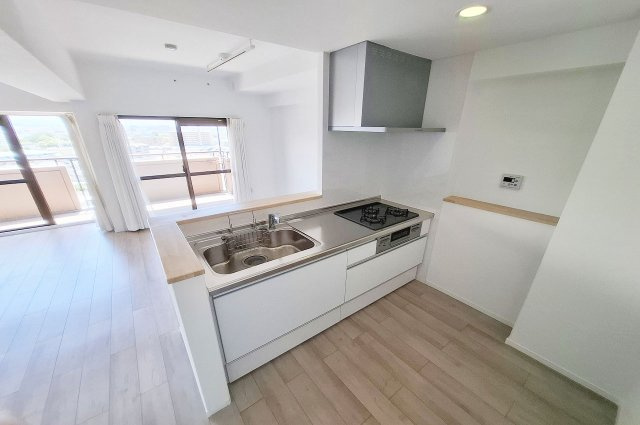 朝日プラザシティ・サザンパーク四番街のキッチン|キッチンの側面にもカウンターがあります。