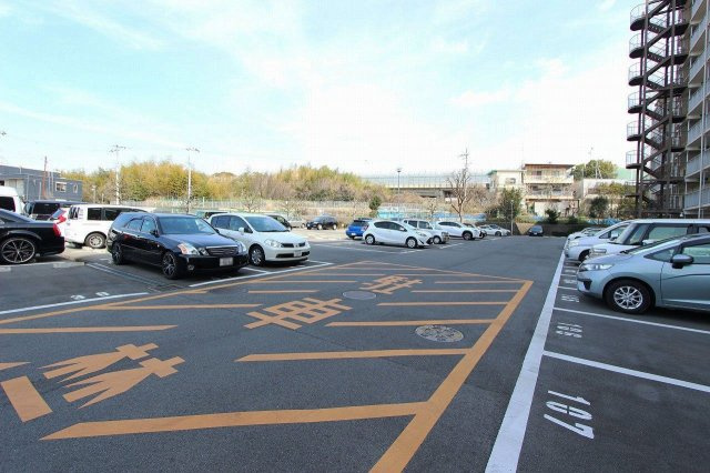 ファミリープラザ泉北光明池C棟の駐車場|駐車場