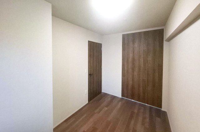 グランクラッセ上野芝向ヶ丘の子供部屋|洋室約5帖。子供部屋や書斎などにおすすめです。