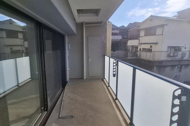 グランクラッセ上野芝向ヶ丘のバルコニー|トランクルーム付きのバルコニーです。