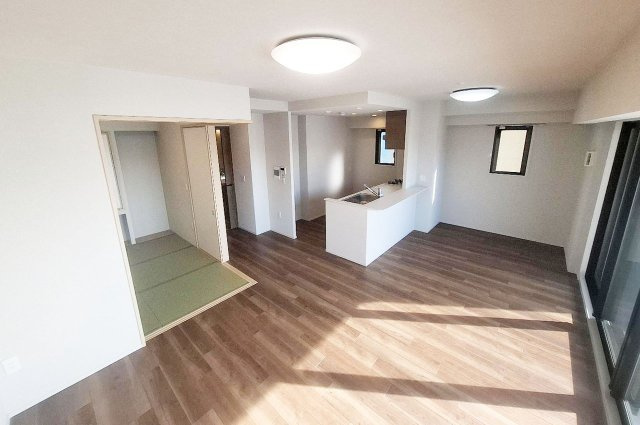 グランクラッセ上野芝向ヶ丘の居間・リビング|約16.7帖の広々LDK。家族みんながのびのび寛げるゆとりの空間です。