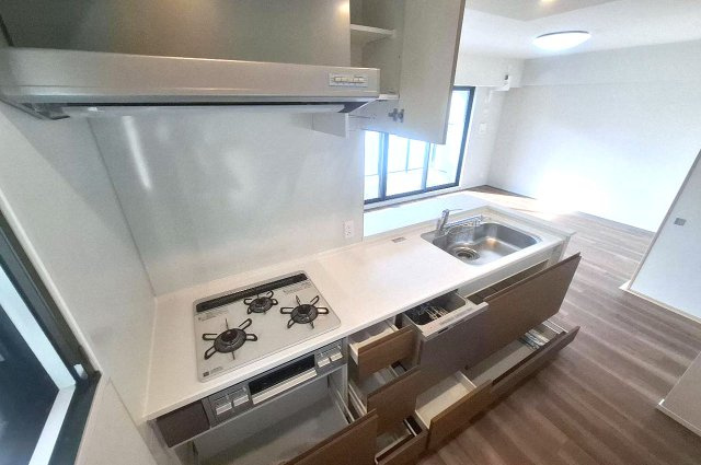 グランクラッセ上野芝向ヶ丘のキッチン|キッチンはうれしい食洗機付き。また足元の収納は、出し入れがしやすいスライドタイプです。