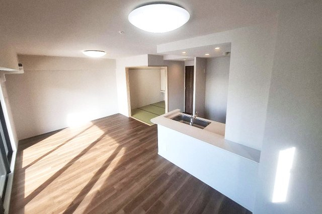 グランクラッセ上野芝向ヶ丘の居間・リビング|和室の襖を開放すると、約21.2帖の大空間が実現します。LDKの照明器具は新調済みです。