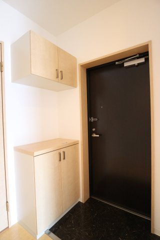 ピアッツァレント八木西の玄関|シューズボックス付き玄関