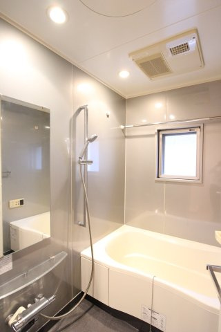 ピアッツァレント八木西の浴室|浴室乾燥機付き